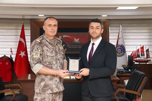  İl Emniyet Müdürümüz Sayın Ünsal HAYAL, Başkomiser Aziz Serdar ÇAM’a, teşkilatımıza sunduğu hizmetlerden dolayı teşekkür etmiştir.